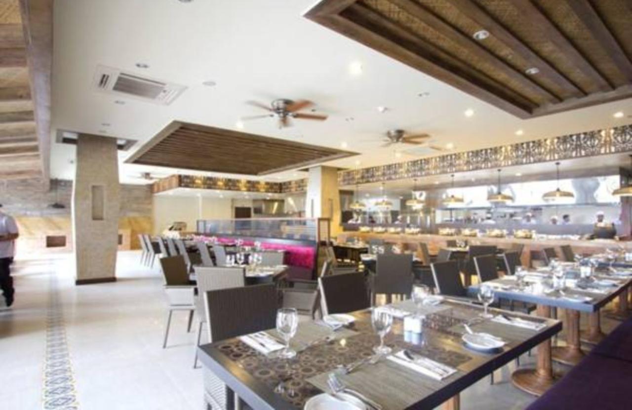 The Bellevue Resort Panglao Bagian luar foto The interior of the restaurant