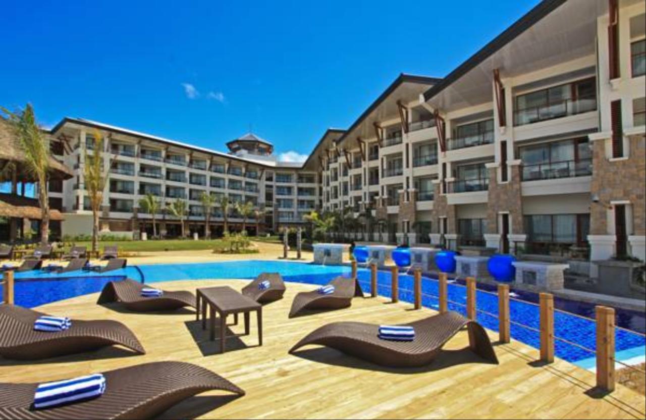 The Bellevue Resort Panglao Bagian luar foto The swimming pool at the hotel