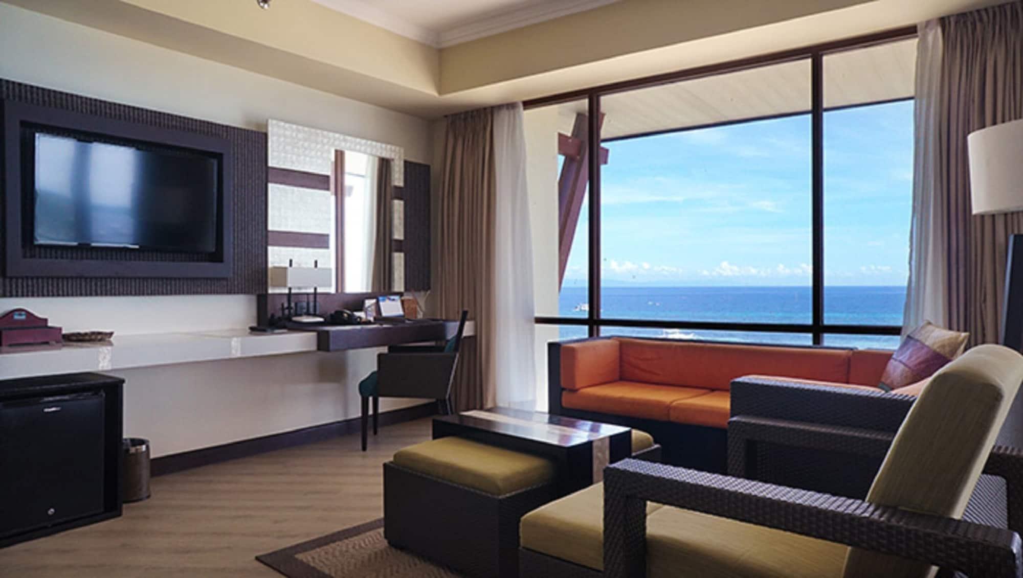 The Bellevue Resort Panglao Bagian luar foto A suite at the Hilton San Diego Bayfront
