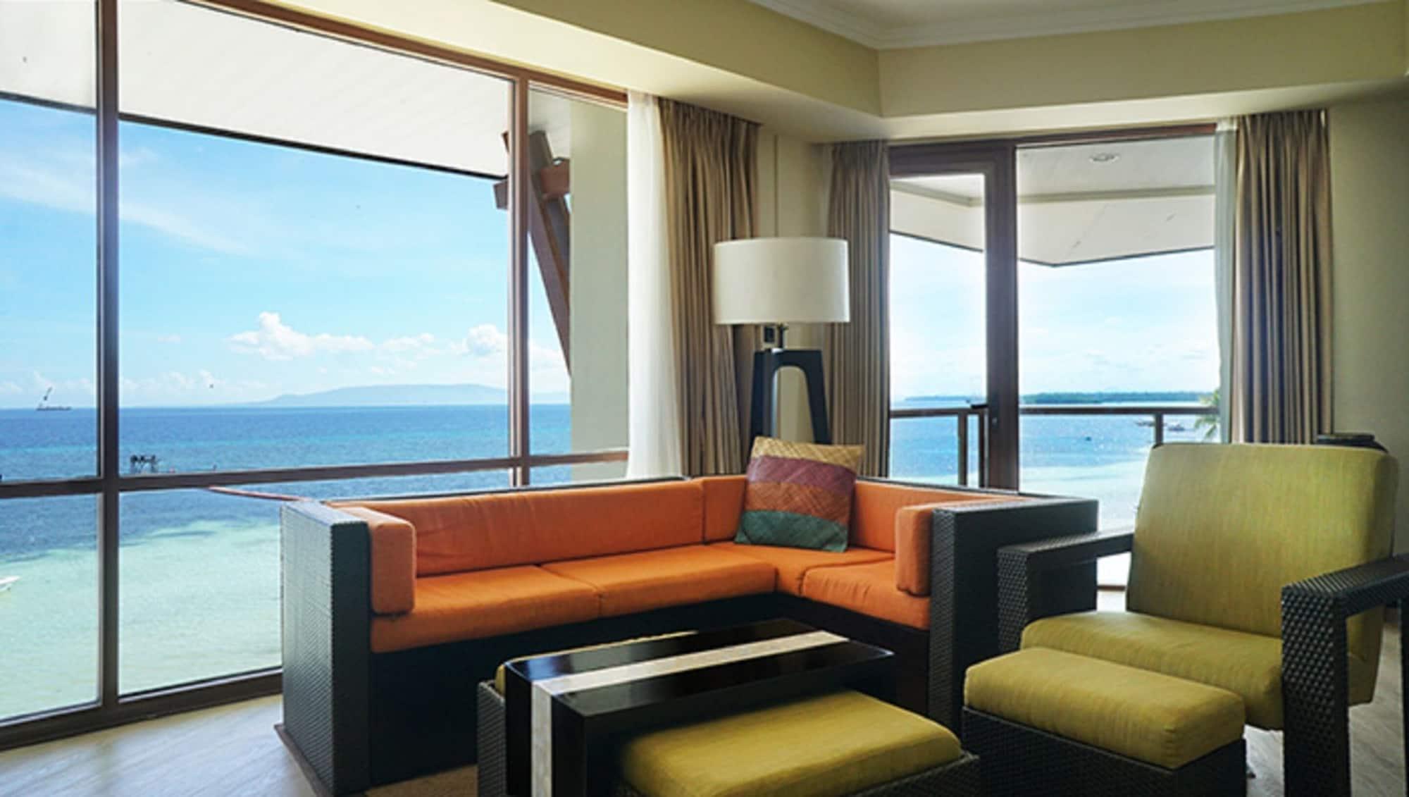 The Bellevue Resort Panglao Bagian luar foto A living room at the Shangri-La at the Fort