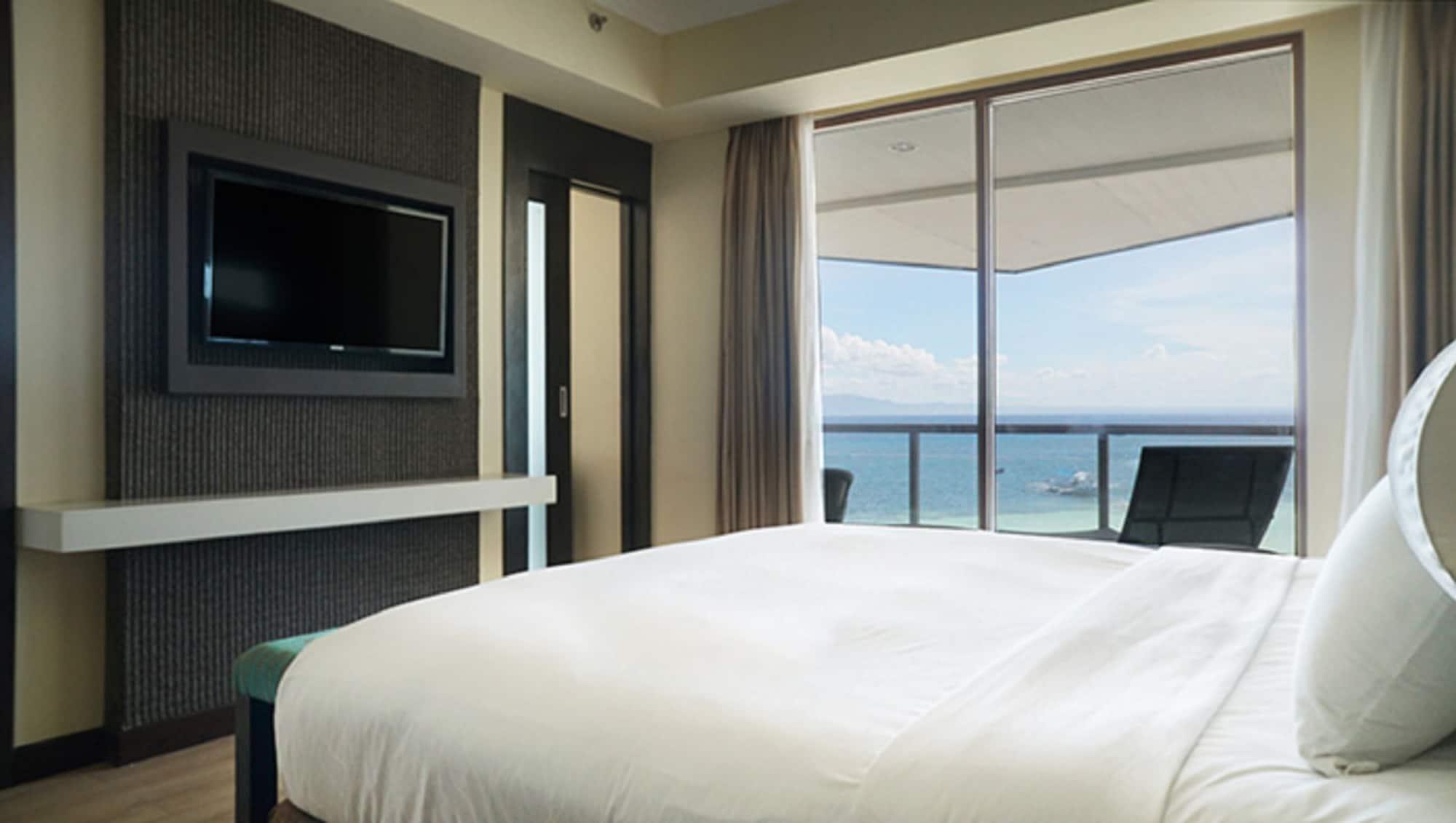 The Bellevue Resort Panglao Bagian luar foto A bedroom at the hotel