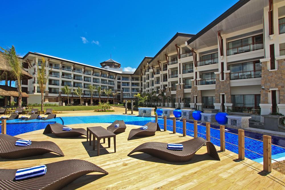 The Bellevue Resort Panglao Bagian luar foto The pool at the Radisson Blu Hotel Cebu