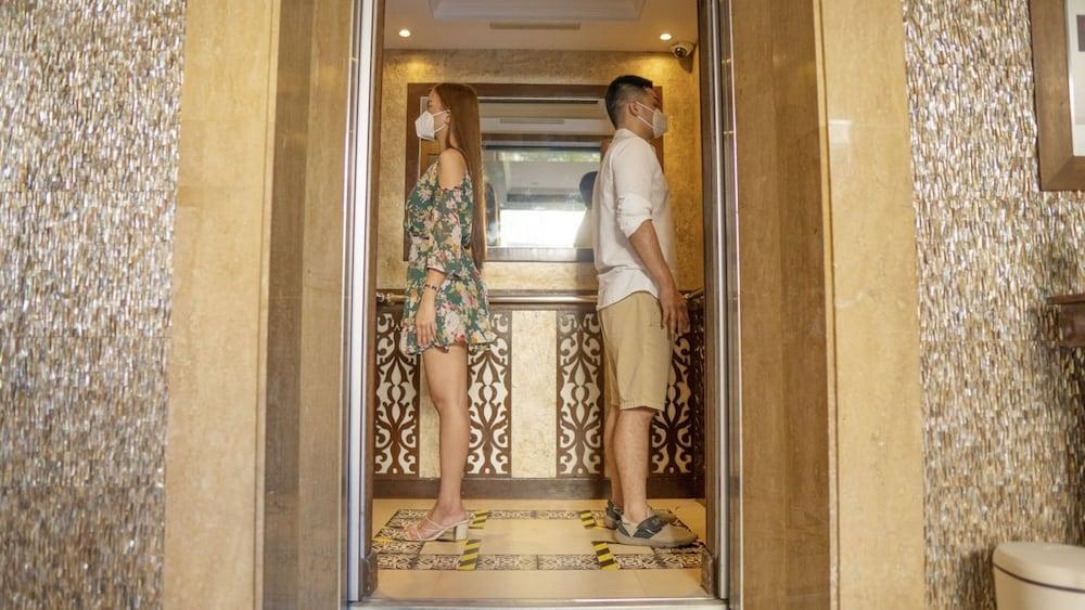 The Bellevue Resort Panglao Bagian luar foto Social distancing in an elevator