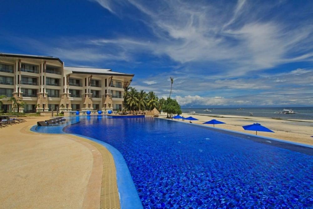 The Bellevue Resort Panglao Bagian luar foto The swimming pool at the Shangri-La Hotel, Mactan Resort