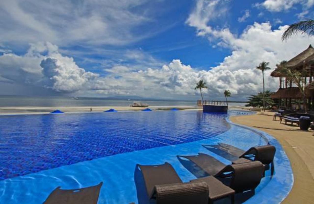 The Bellevue Resort Panglao Bagian luar foto Infinity pool at the Shangri-La's Tanjung Rhu Resort, Langkawi, Malaysia