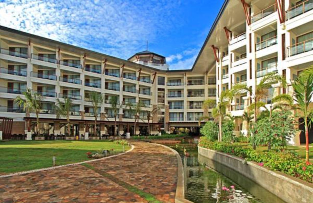 The Bellevue Resort Panglao Bagian luar foto The hotel's main building