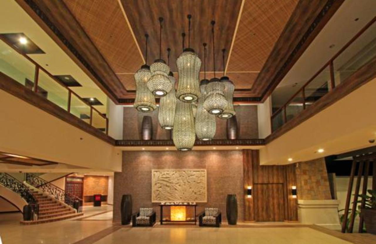 The Bellevue Resort Panglao Bagian luar foto The lobby of the hotel